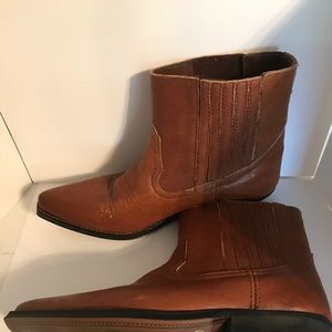 Women’s leather cowboy boots. Gently used size 8